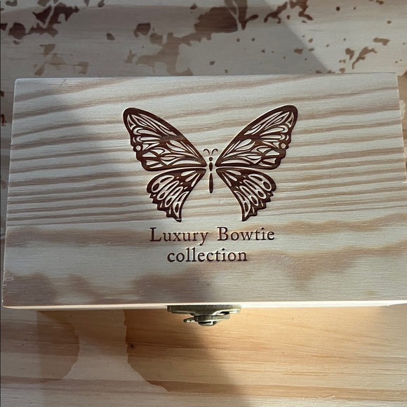 Luxury Feather Bow Tie - Picture 6 of 6